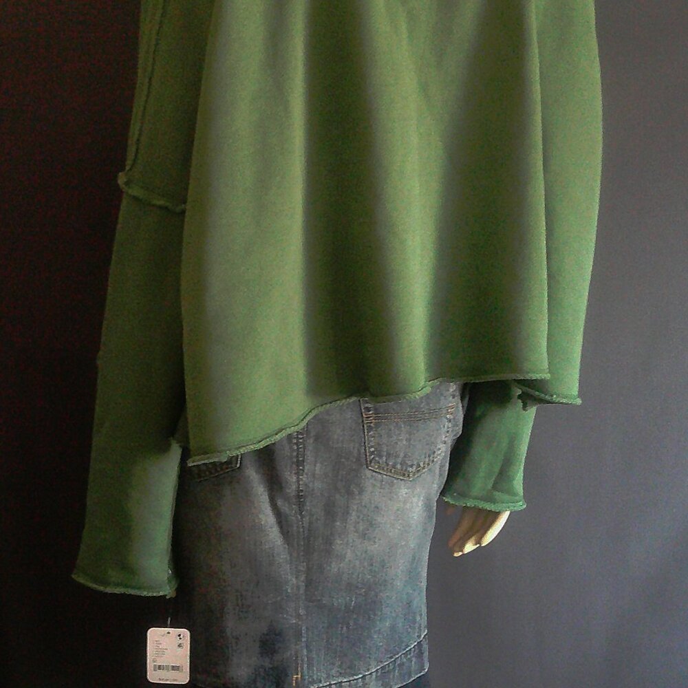 Free-est NWOT Free People Oversized Cropped Frayed Roll Up Edges Sweatshirt M - Picture 9 of 11